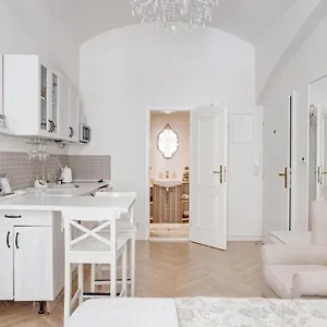 Apartament With The Lions, Praga